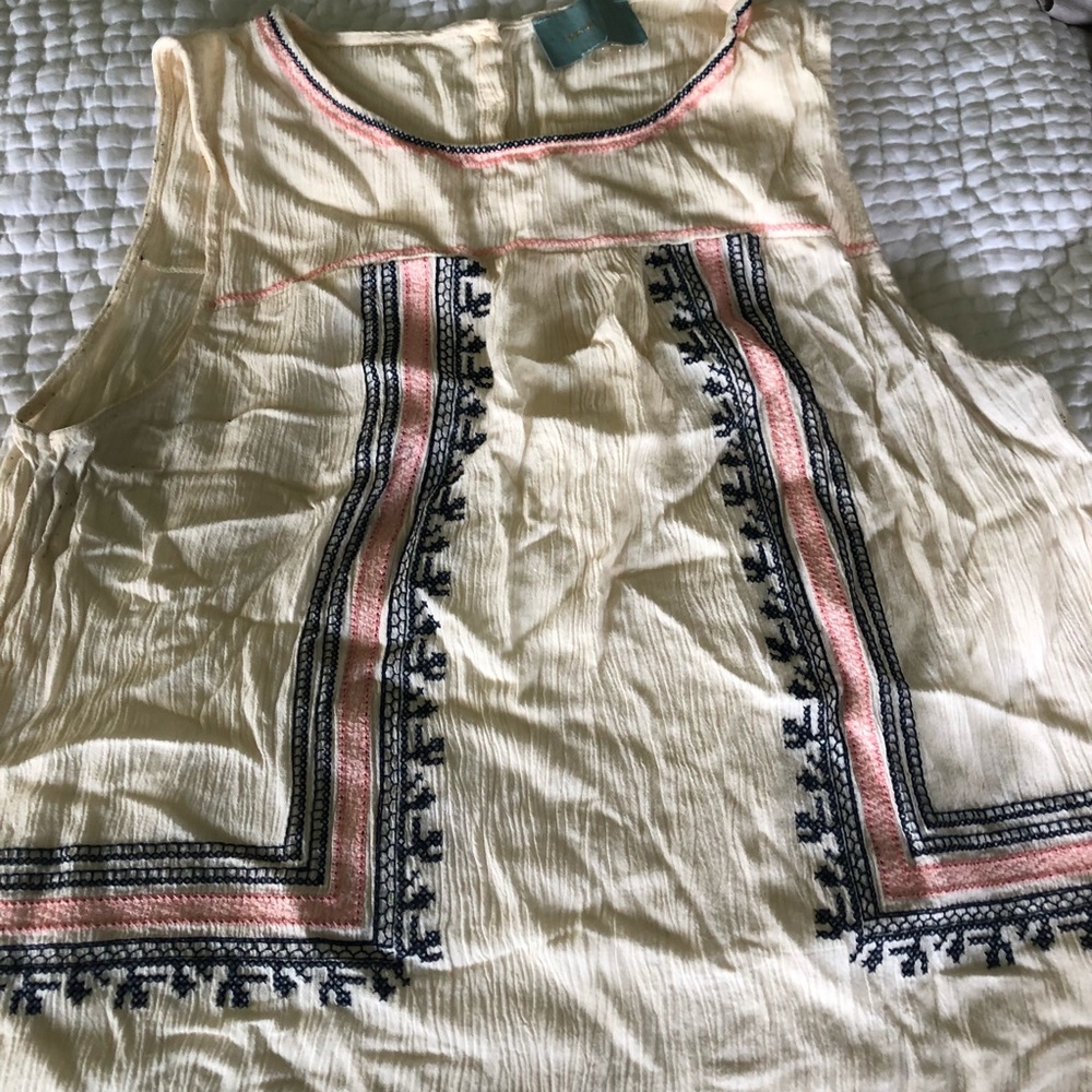 Women’s skies are blue and white medium top.